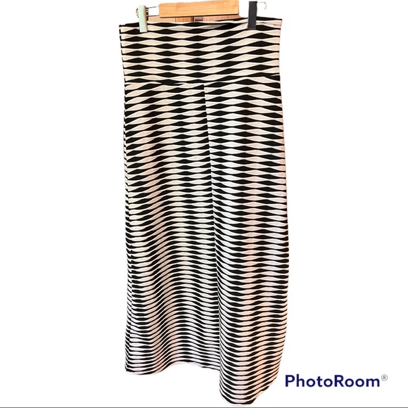 Maxi stretch skirt with illusion - Picture 2 of 8